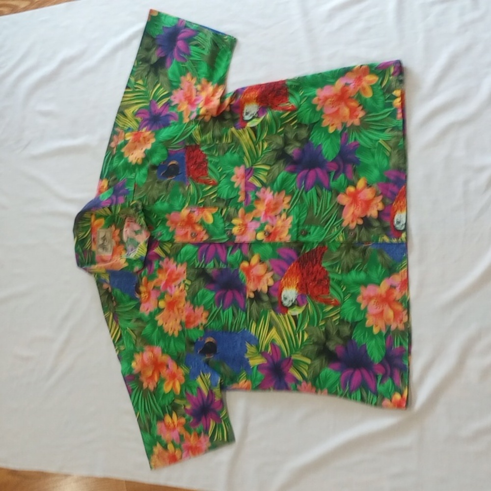 Hawaiian print shirt. size XL. Very bright colors. Great condition.